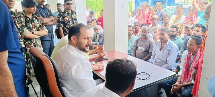 मोदी ग्राम पहुंचे पीएचईडी मंत्री, केंद्र की योजनाओं की दी जानकारी