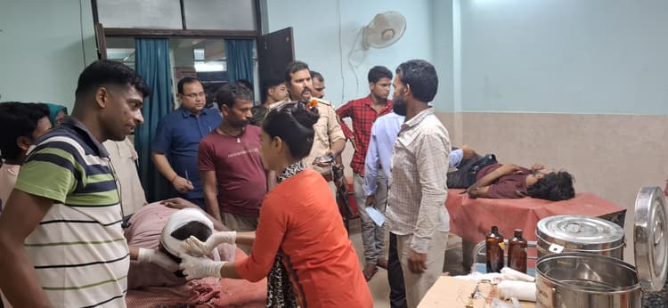 दो बाइकों की टक्कर में सवार समेत तीन लोग घायल