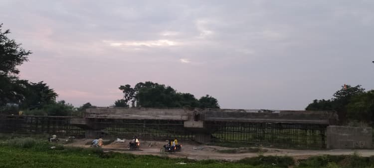 कोढ़ा-फलका प्रखंड को जोड़ने वाला दनारपुर पुल अधूरा, परेशानी