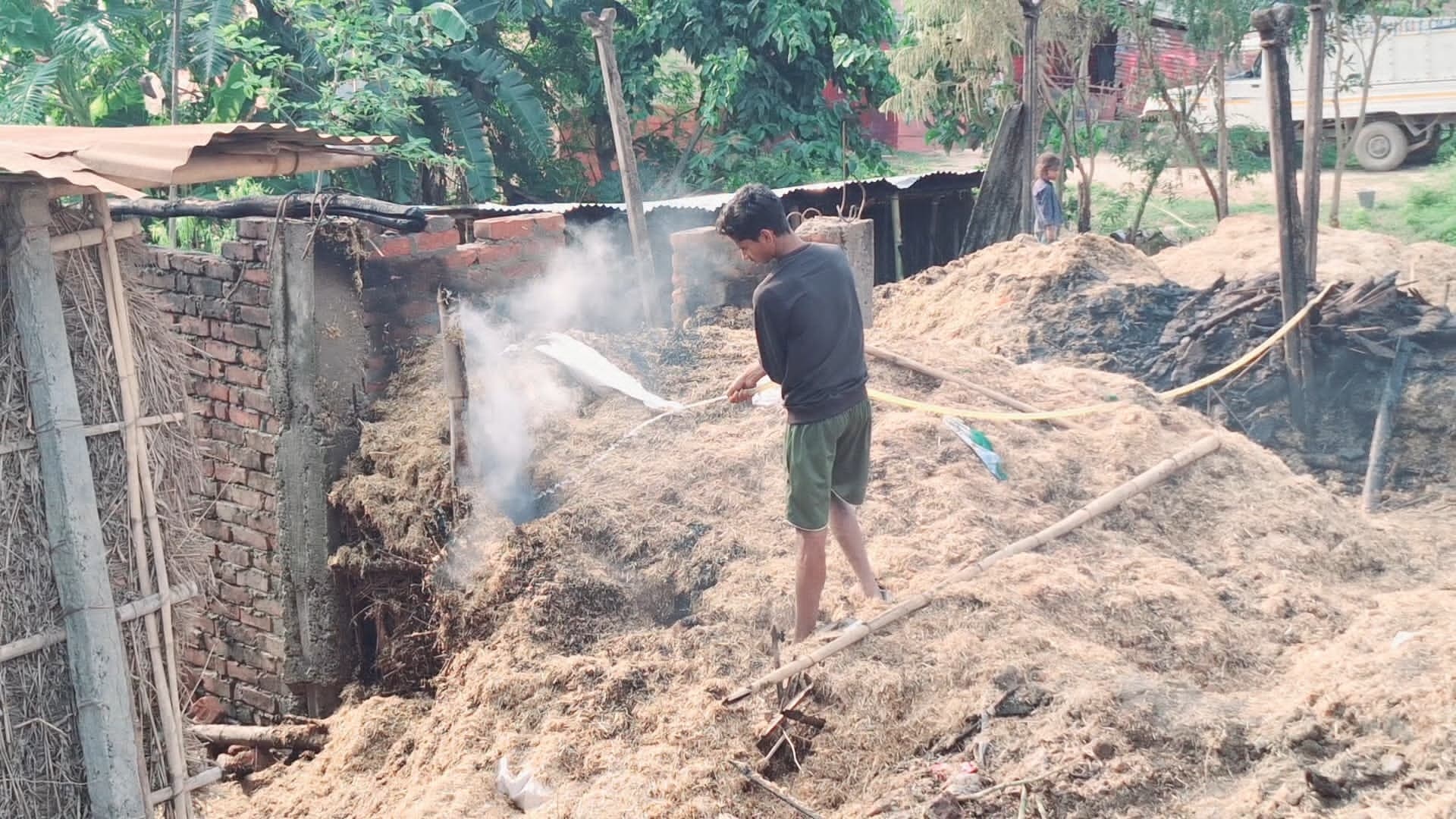 अगलगी में तीन घर जले, तीन मवेशी भी झुलसे