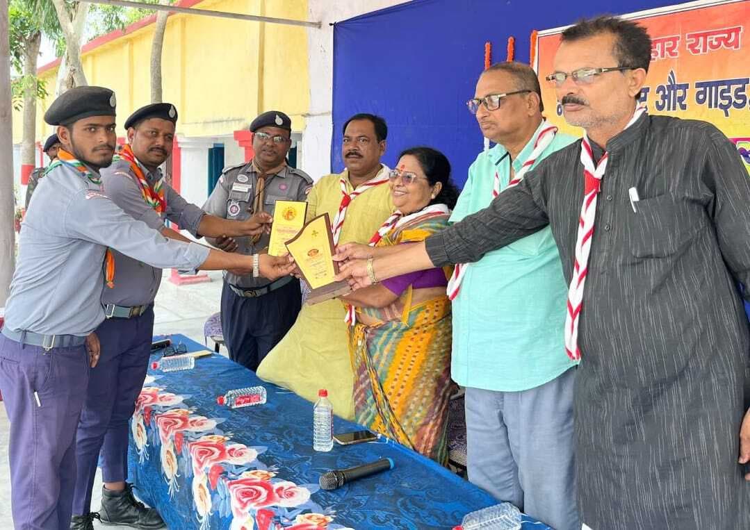 सम्मानित हुए स्काउट-गाइड के बच्चे