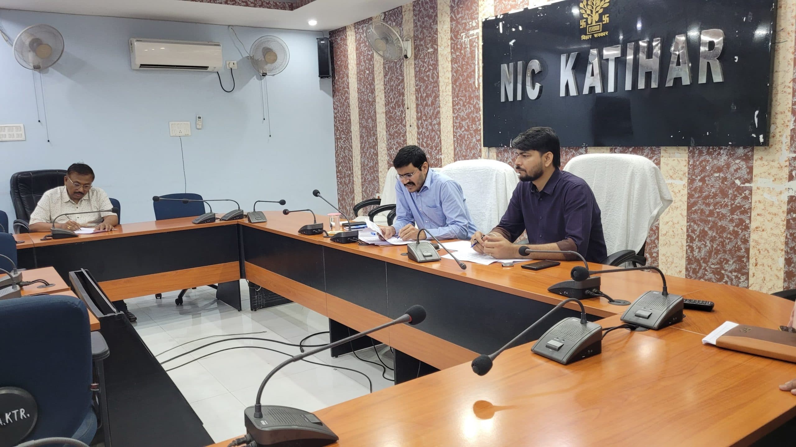 अंचलाधिकारी के कार्यो का अनुश्रवण करेंगे एसडीओ व डीसीएलआर: डीएम