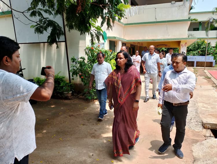 राज्यस्तरीय टीम ने आंगनबाड़ी केंद्र का लिया जाजया