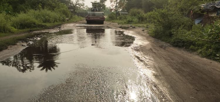 बाजारटांड़ जानेवाली सड़क गड्ढ़ों में तब्दील