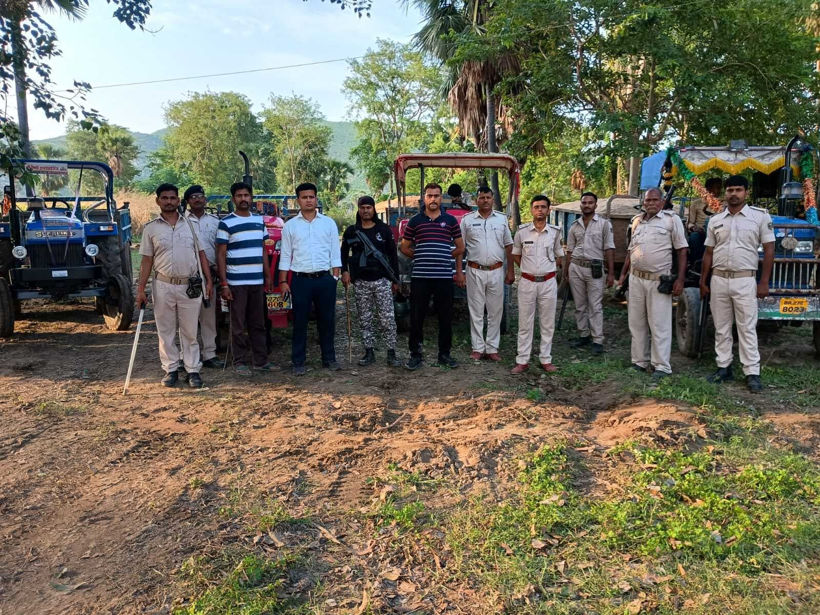 बालू लदे नौ ट्रैक्टर ट्रॉली जब्त, ट्रैक्टर इंजन ले भागे माफिया