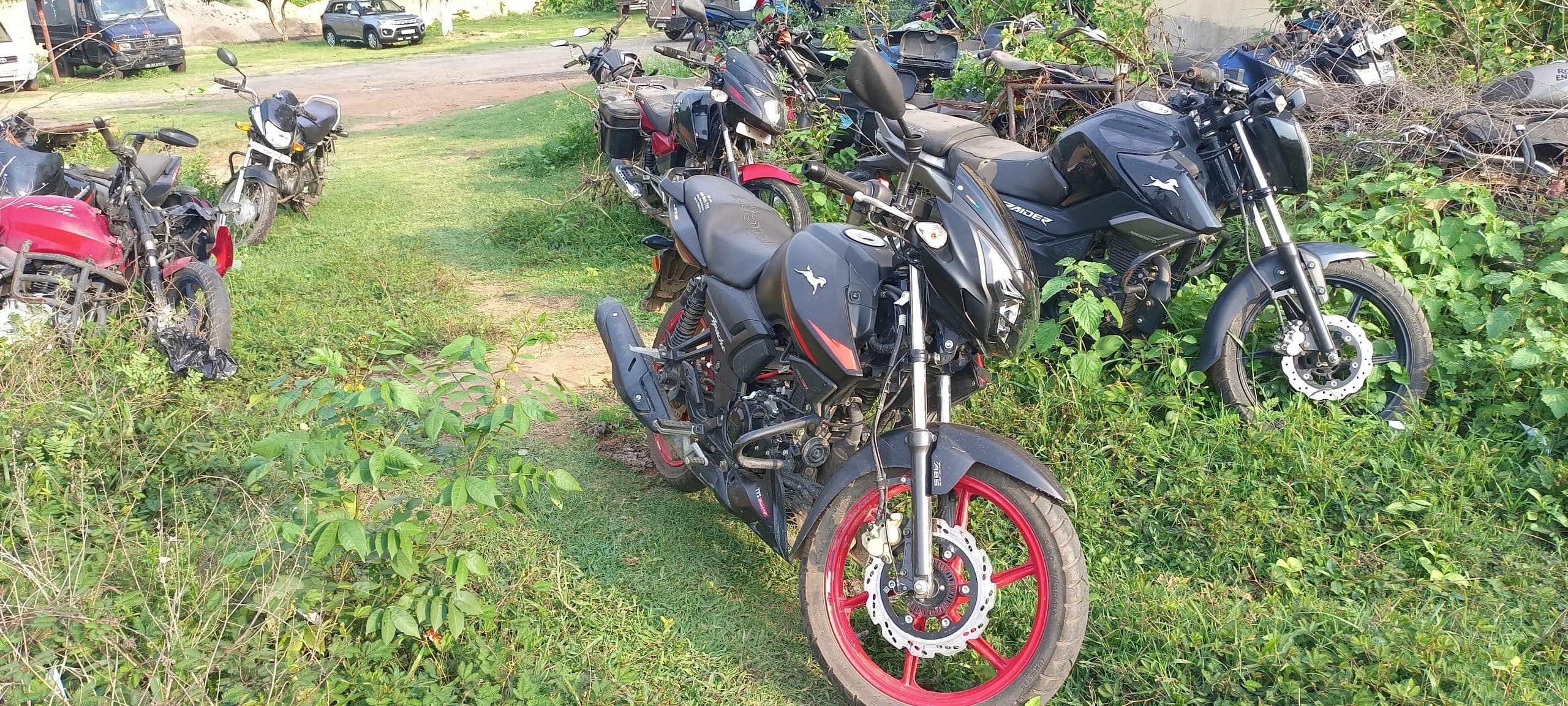 Deoghar News : बाइक सवार बदमाशों ने युवक से की छिनतई, ग्रामीणों ने दबोचा