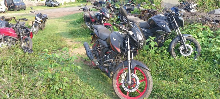 Deoghar News : बाइक सवार बदमाशों ने युवक से की छिनतई, ग्रामीणों ने दबोचा