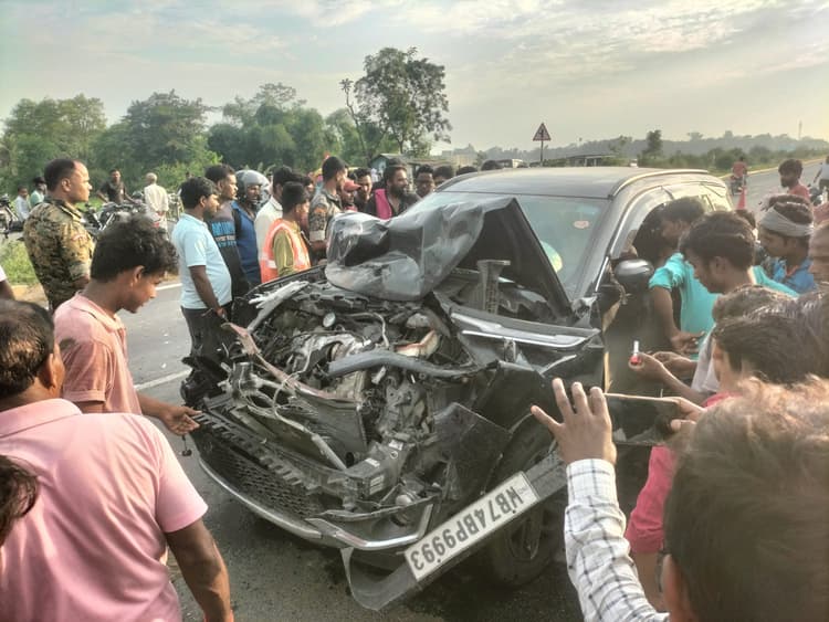 कार ने खड़े ट्रक में मारी ठोकर, चार घायल