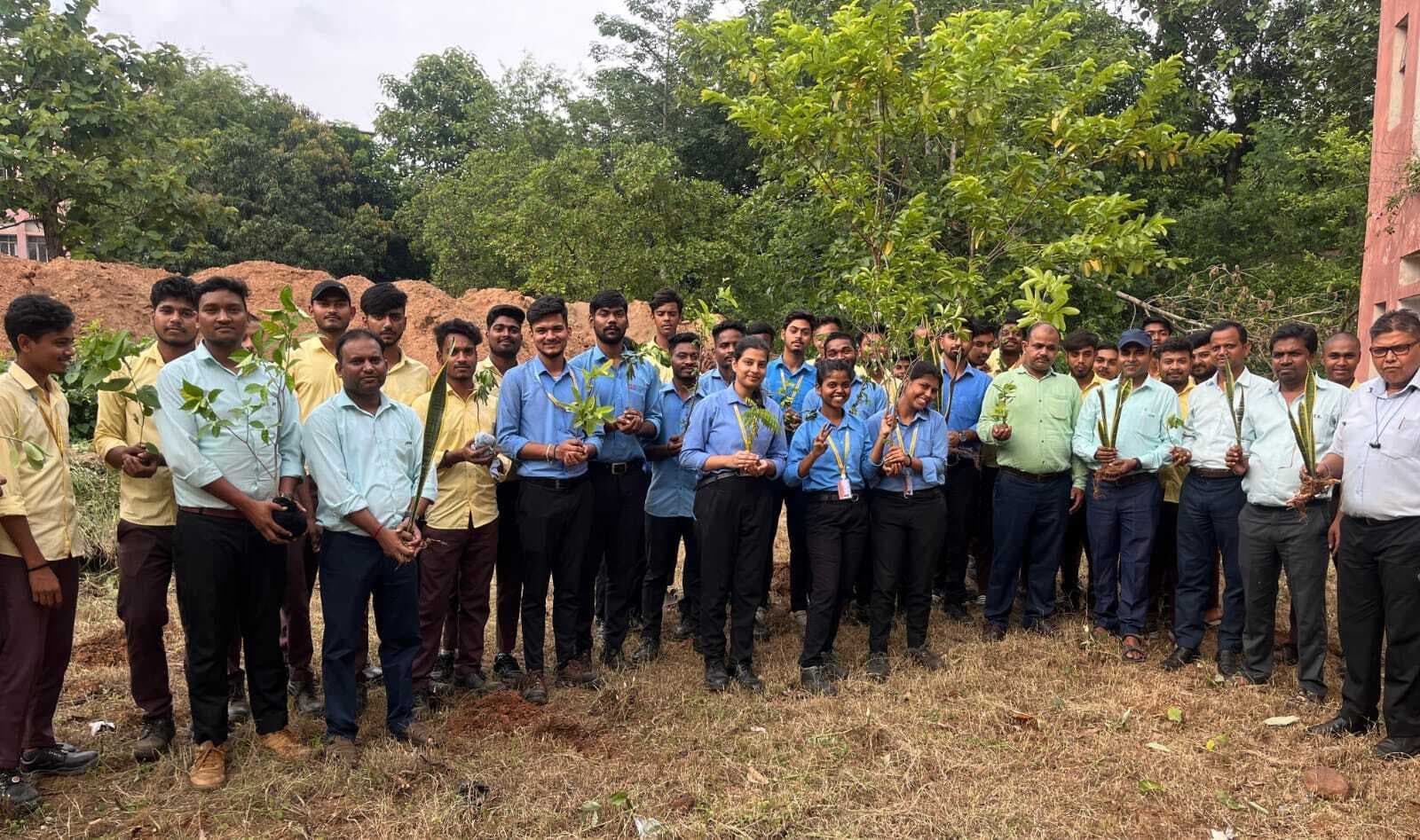 छात्र छात्राओं को पेड़ लगाकर संरक्षित करने का दिलाया संकल्प