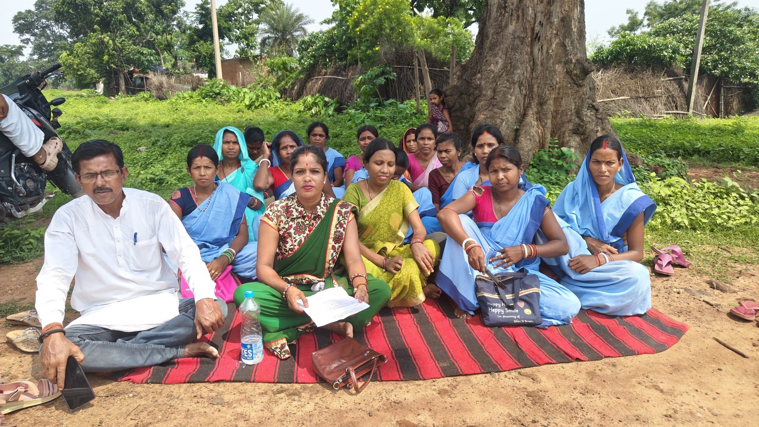 धरना प्रदर्शन के बाद जलसहियाओं ने विधायक को सौंपा मांग पत्र