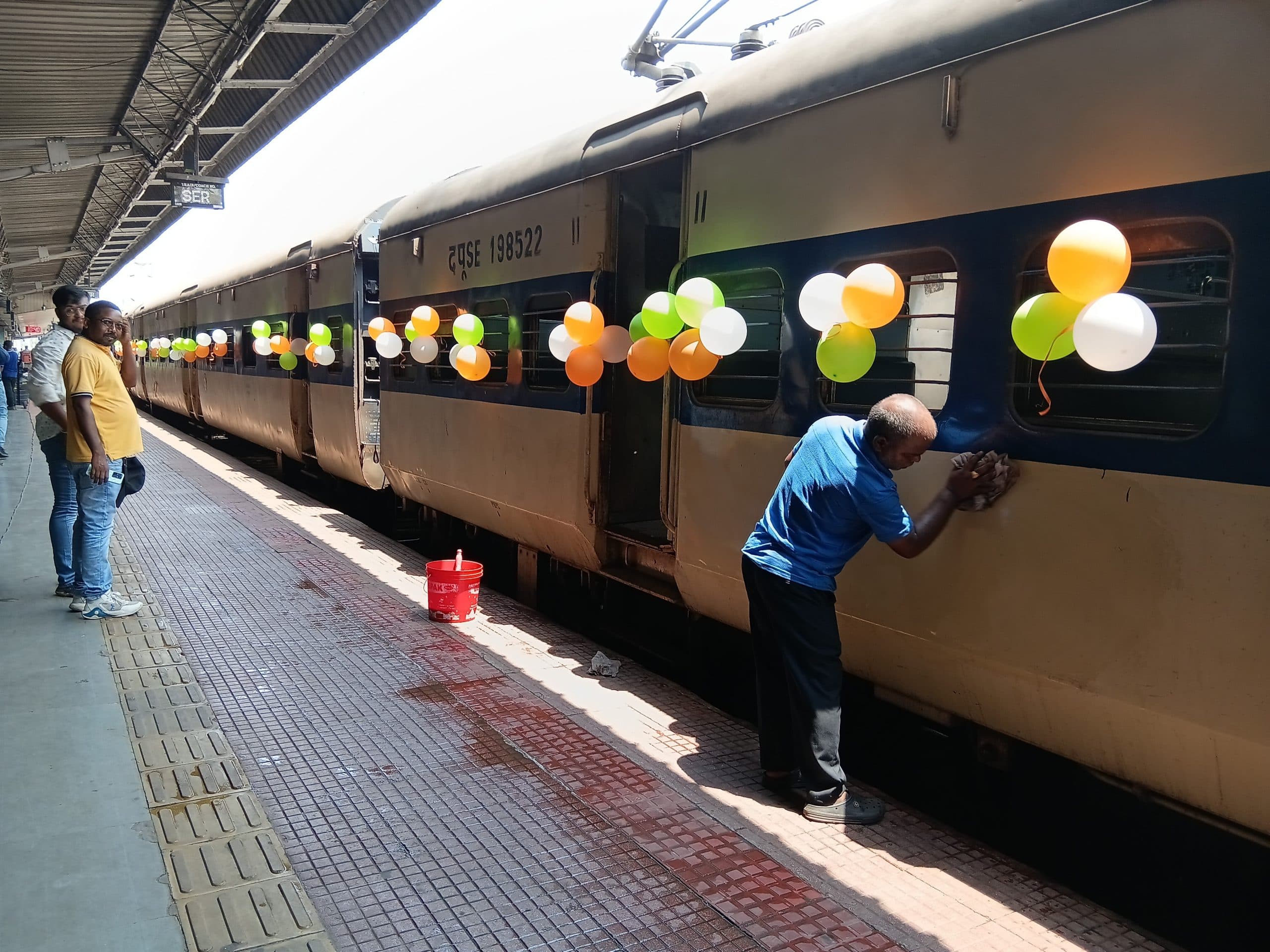 Jamshedpur news. टाटानगर से चाकुलिया व चाईबासा के लिए हुई मेमू ट्रेन की हुई शुरुआत, पहले दिन 22 मिनट देर से खुली