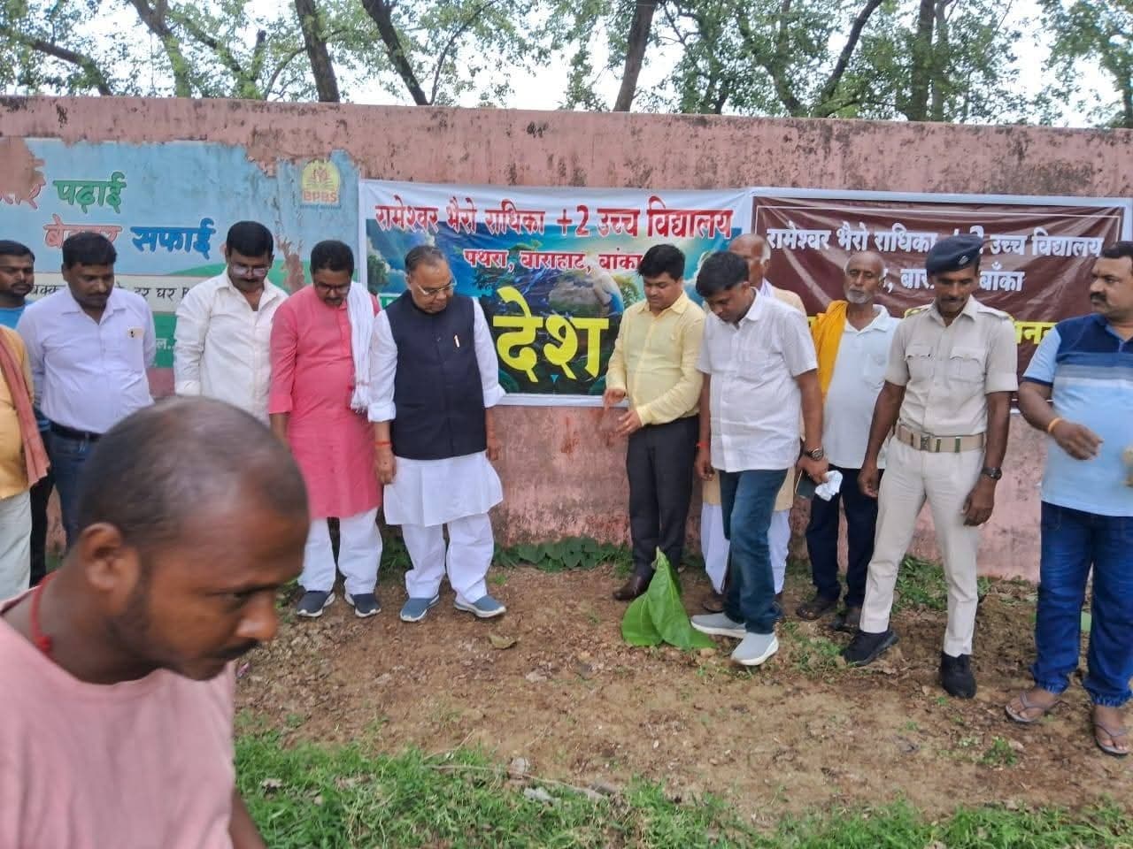 पथरा में  पूर्व मंत्री सह विधायक रामनारायण मंडल ने किया पौधरोपण