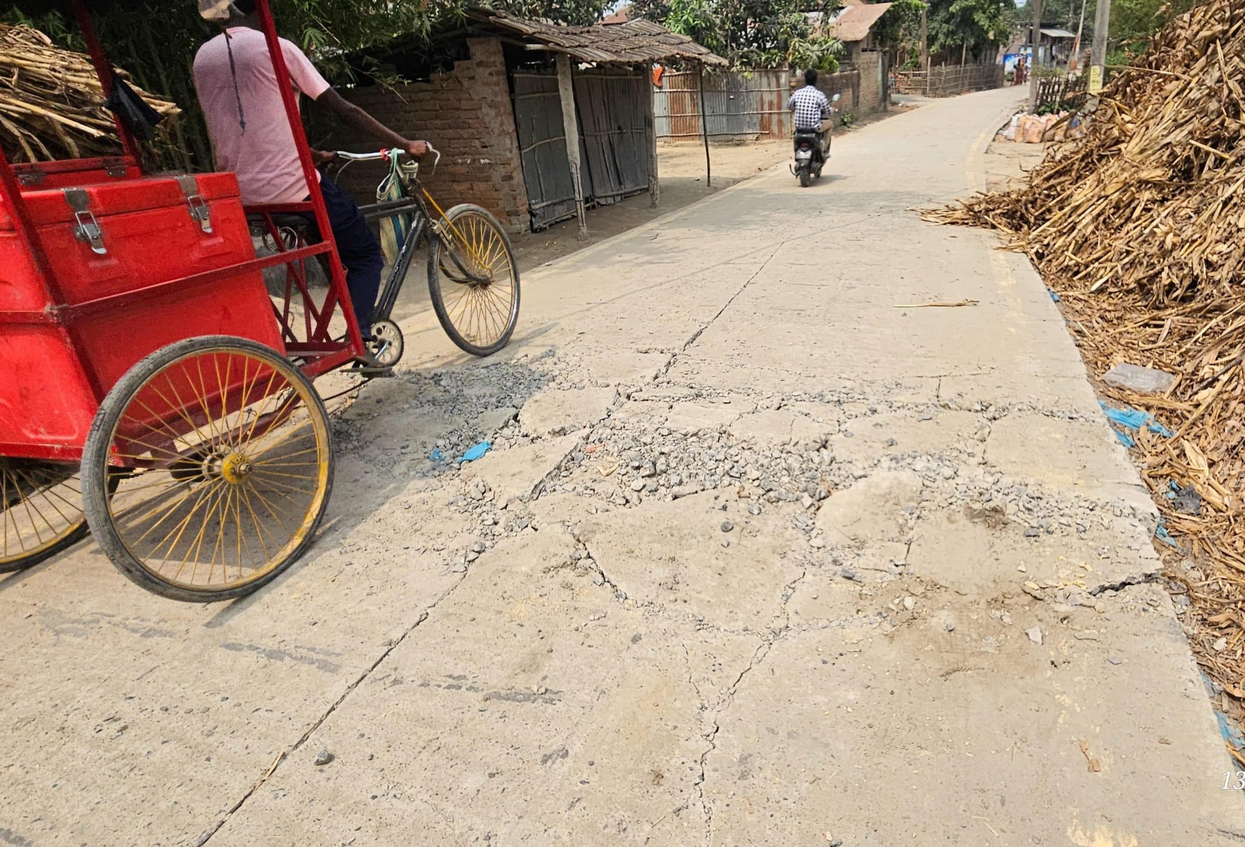 पांच माह पूर्व बनायी सड़क में बीचों-बीच हुई ध्वस्त