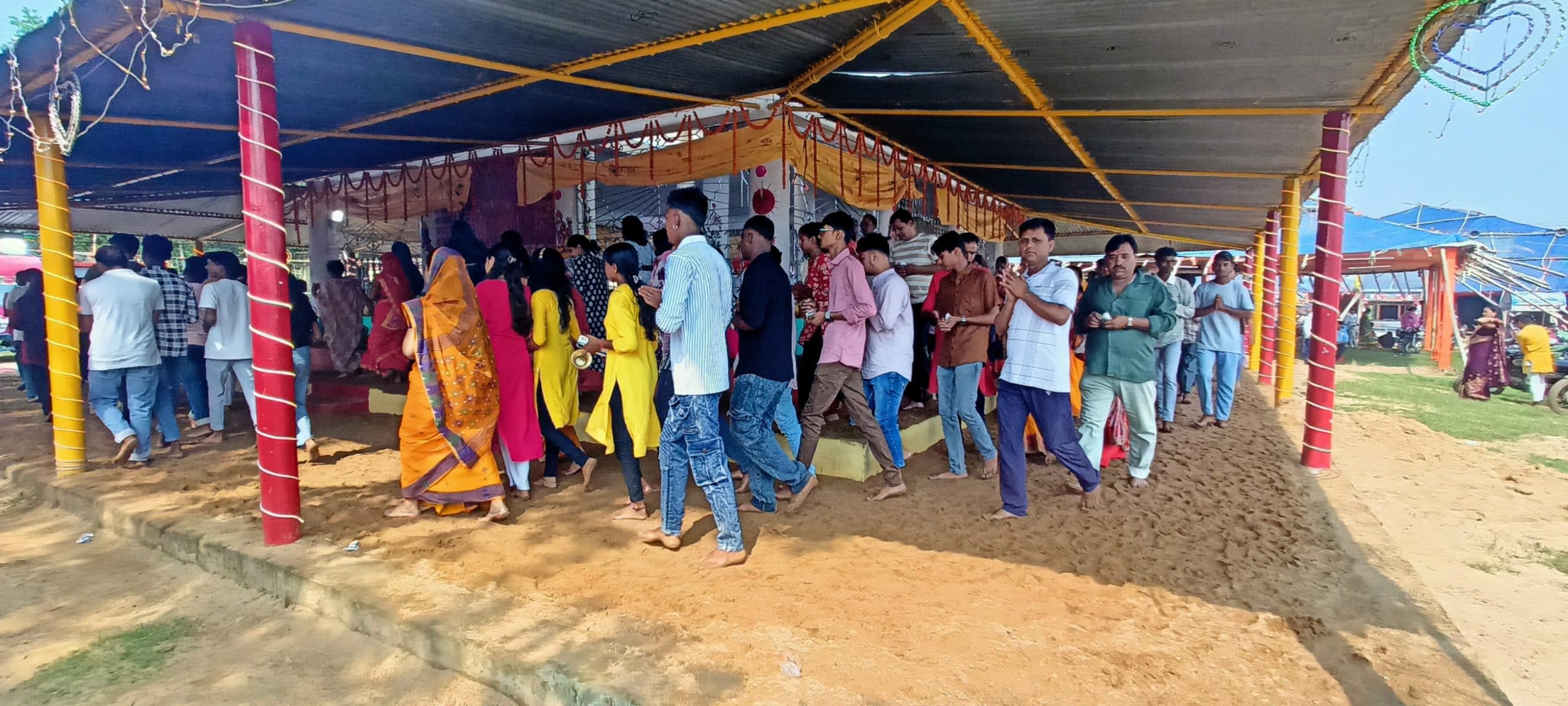 यज्ञ मंडप की परिक्रमा करने उमड़े श्रद्धालु