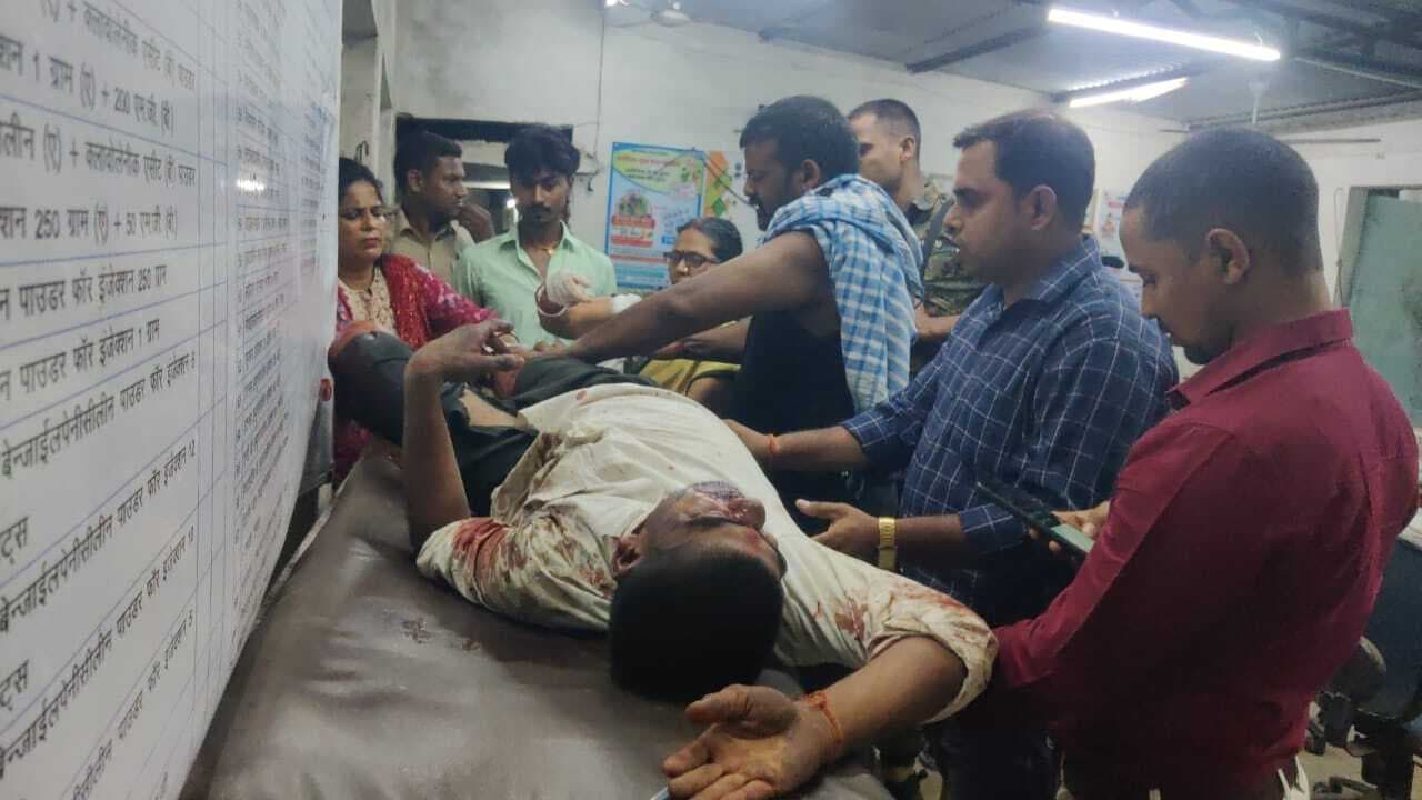 ट्रक के धक्के से बाइक सवार युवक जख्मी, आक्रोशित लोगों ने ट्रक चालक को पीटा