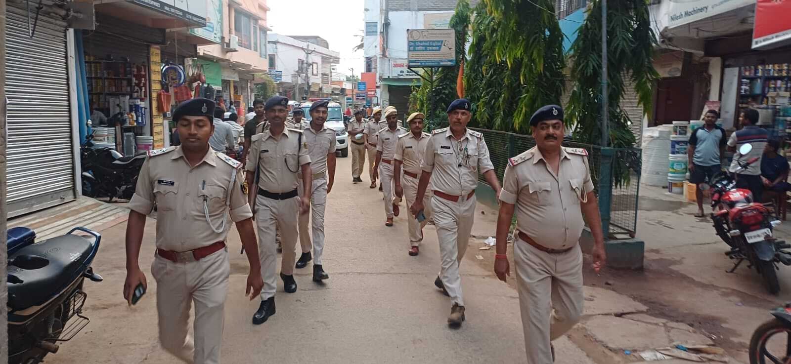 बकरीद के पूर्व पुलिस कर्मियों ने किया फ्लैग मार्च