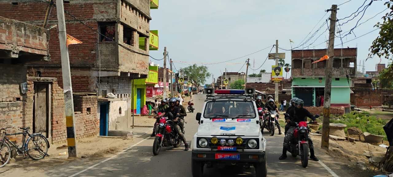फ्लैग मार्च निकाल शांति व सौहार्द का संदेश