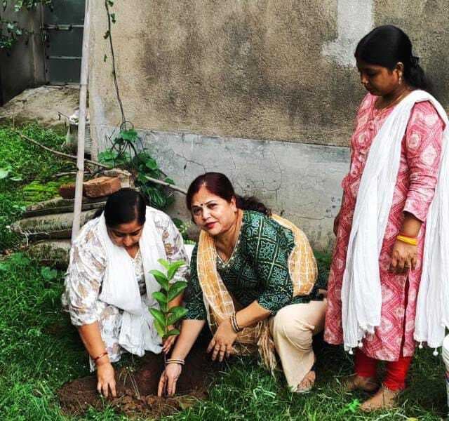एक पेड़ मां के नाम अभियान के तहत भाजपा महिला मोर्चा ने किया पौधरोपण