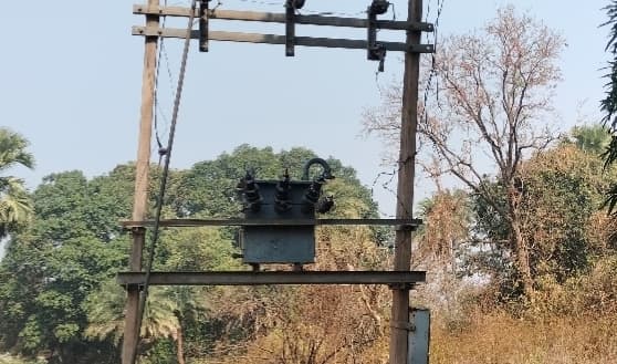 बिजली संकट से जूझ रहे काठीकुंड के कई गांव, कहीं ट्रांसफार्मर चोरी तो कहीं पोल व तार अधूरे