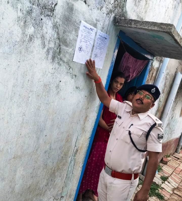 ढोल की धुन पर हत्याकांड में फरार आरोपितों के घर पुलिस ने चिपकाया इश्तेहार