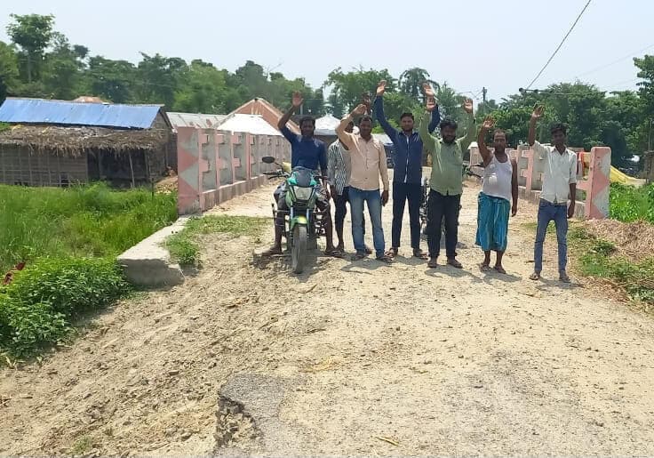 सड़क जर्जर को लेकर ग्रामीणों ने किया प्रदर्शन