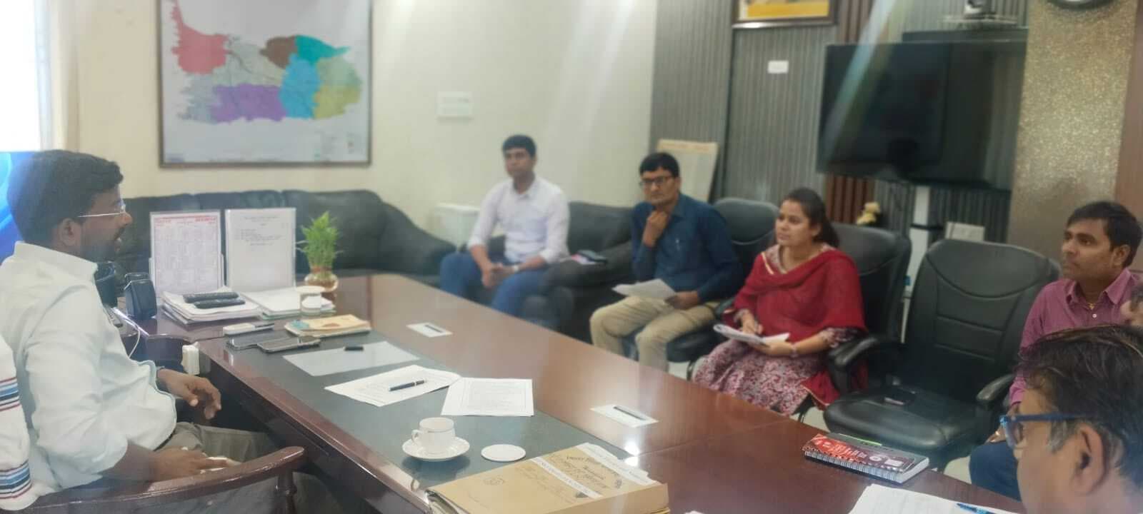 निर्वाचन आयोग के निर्देशों का करें पालन: डीएम