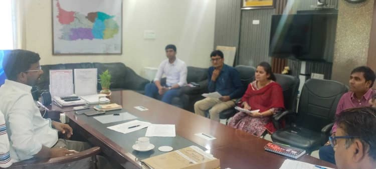 निर्वाचन आयोग के निर्देशों का करें पालन: डीएम