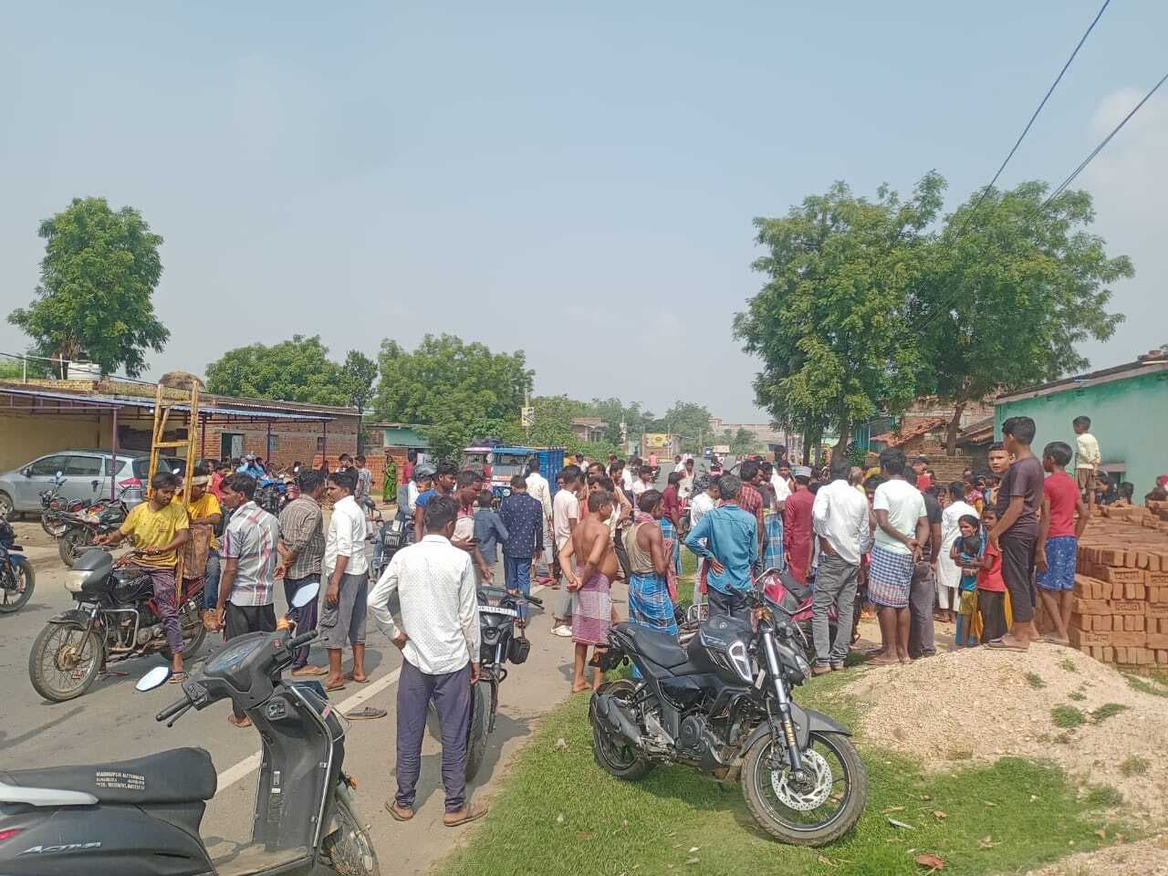 स्कूटी व बाइक सवार के बीच टक्कर, तीन गंभीर रूप से घायल