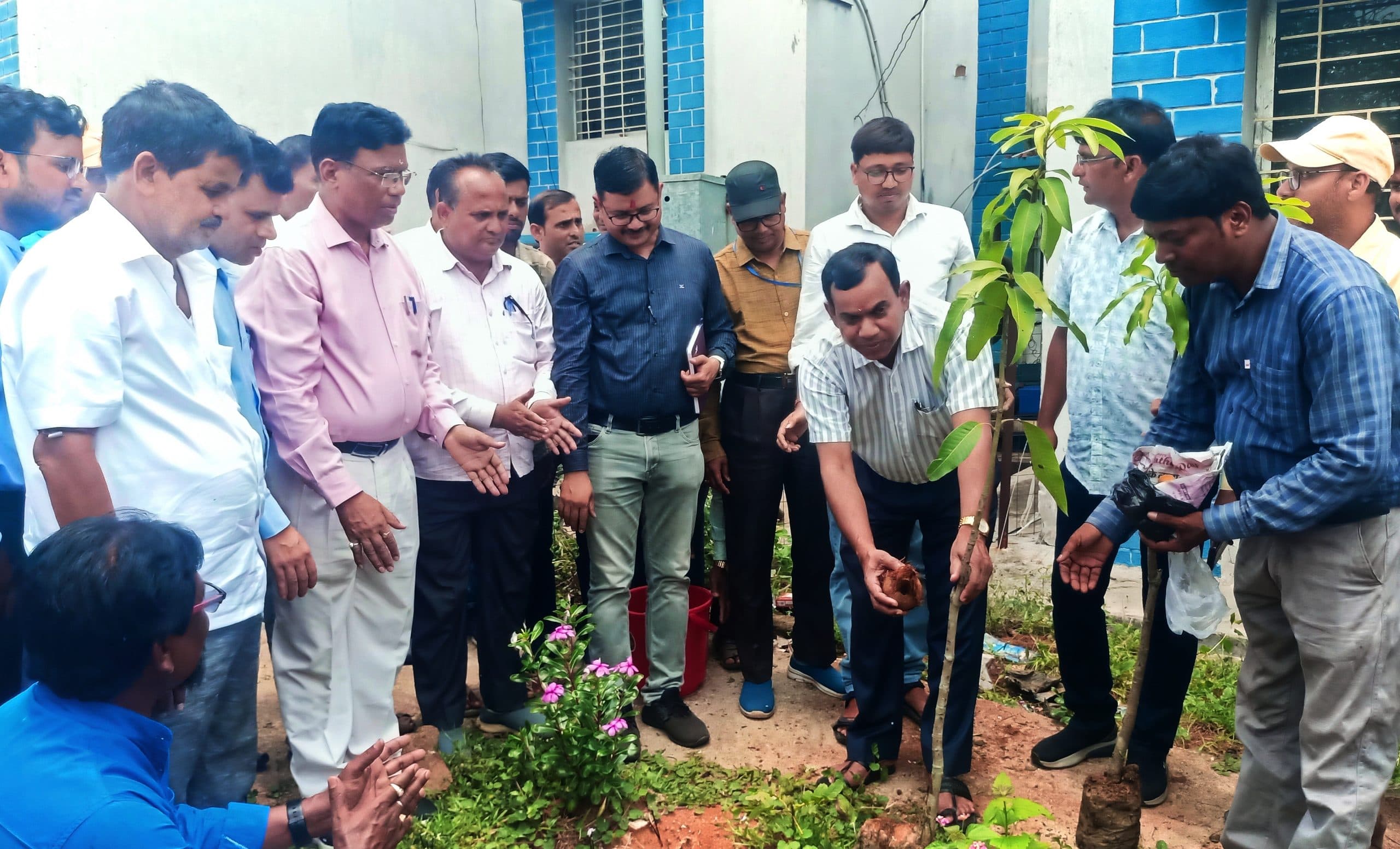 आम की बागवानी के लिए किसानों को करें प्रेरित : डीडीसी