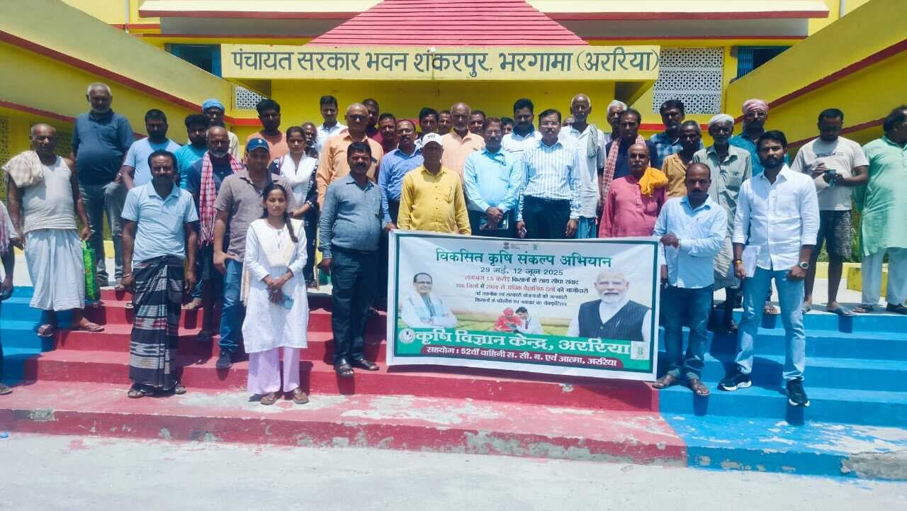 किसानों को दी जा रही कृषि तकनीक की जानकारी