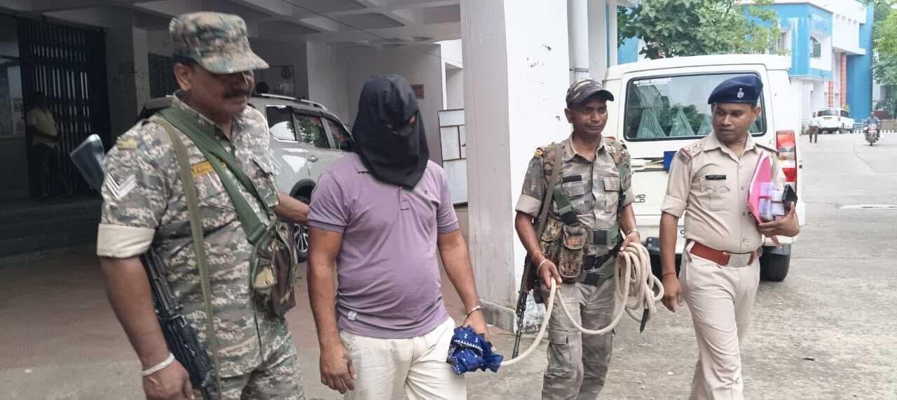 छपरा के ट्रक मालिक की हत्या करनेवाले बांका के अपराधी को दुमका पुलिस ने ओड़िसा में दबोचा