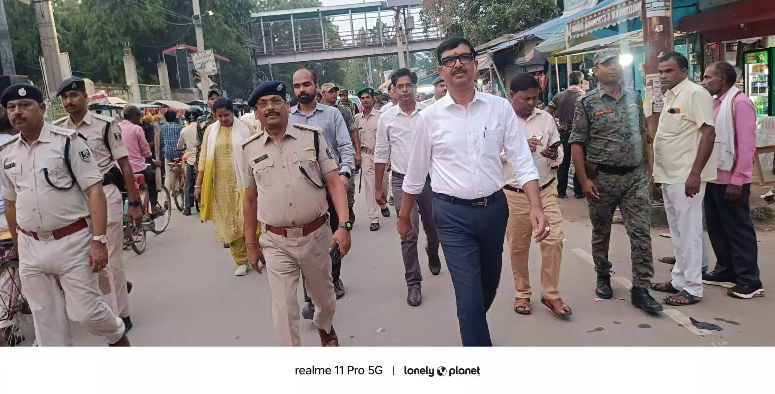 बकरीद पर्व को लेकर डीएम-एसपी ने निकाला फ्लैग मार्च