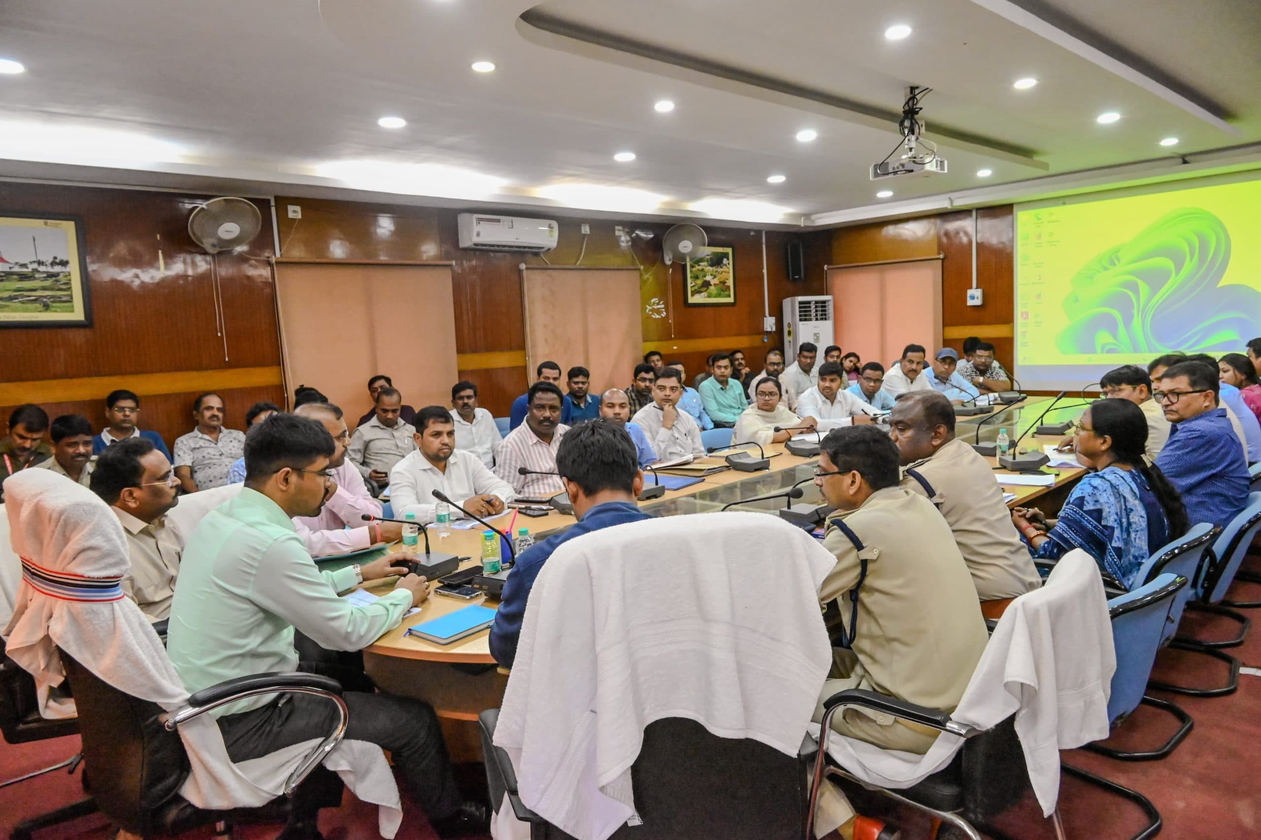 Deoghar News : असामाजिक तत्वों व सोशल मीडिया पर रखें पैनी निगाह, गड़बड़ी करने वालों से सख्ती से निबटें : डीसी