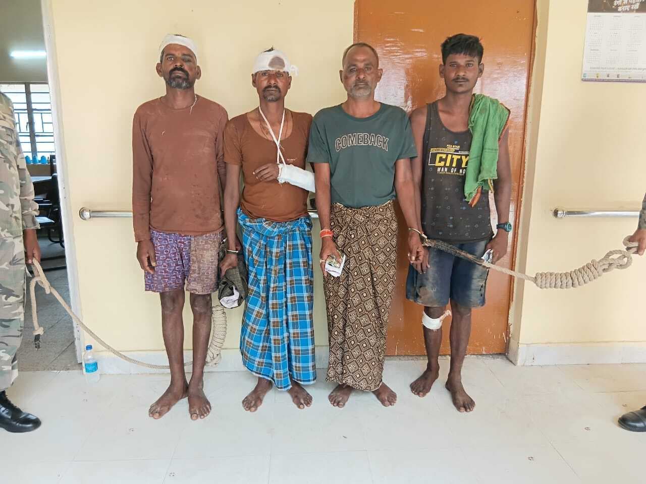 ग्रामीणों ने चार चोरों को पकड़ कर पुलिस को सौंपा