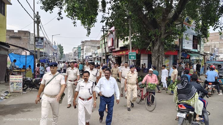 बकरीद के मद्देनजर नगर थाना का फ्लैग मार्च, अफवाह से बचने की अपील