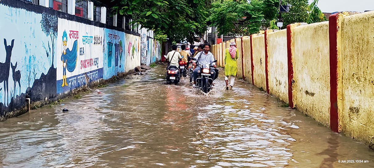 Gopalganj News : पहली बारिश में ही डूबा शहर, हर कदम पर गंदगी व जलजमाव, शहरवासियों की जिंदगी हुई बदहाल