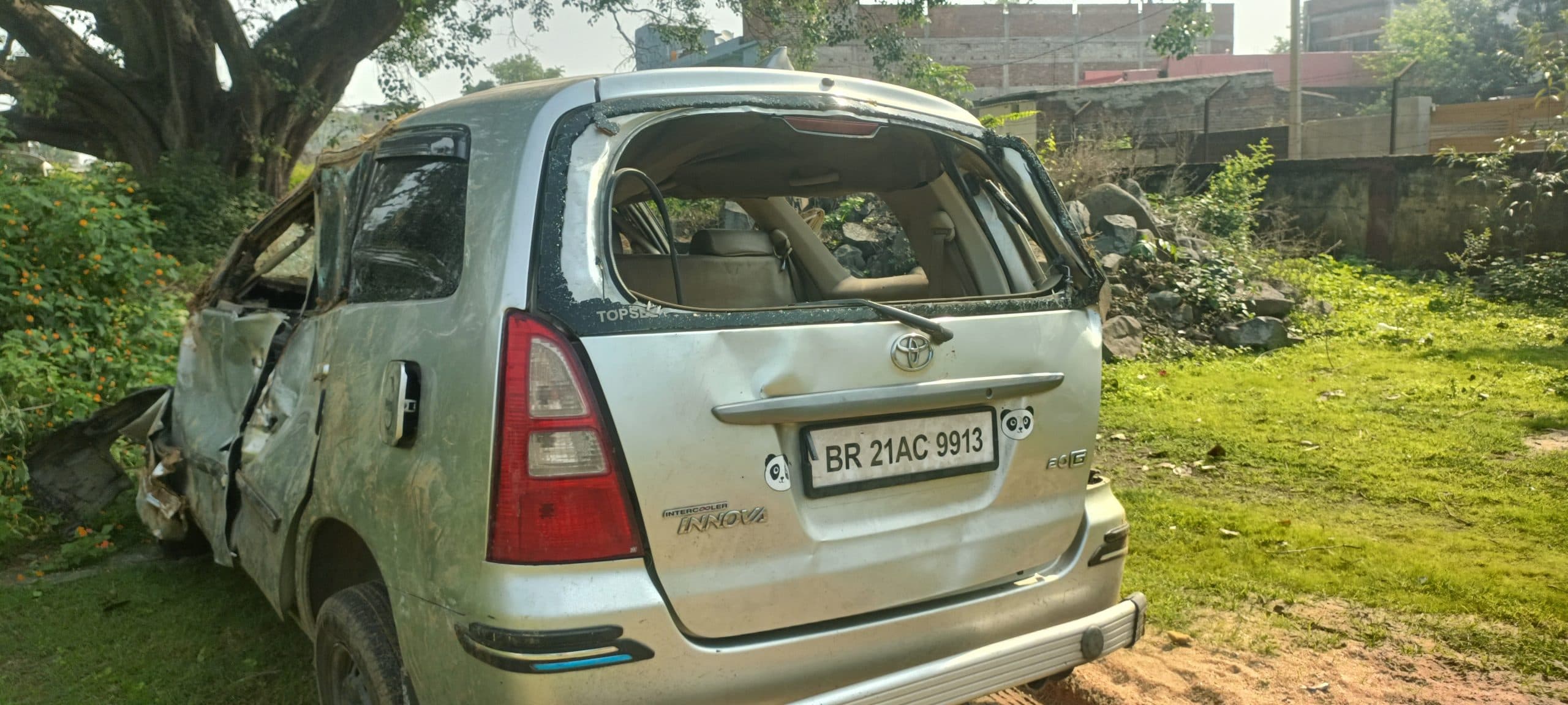 Giridih News: दुर्घटनाग्रस्त कार से काफी मात्रा में विदेशी शराब जब्त