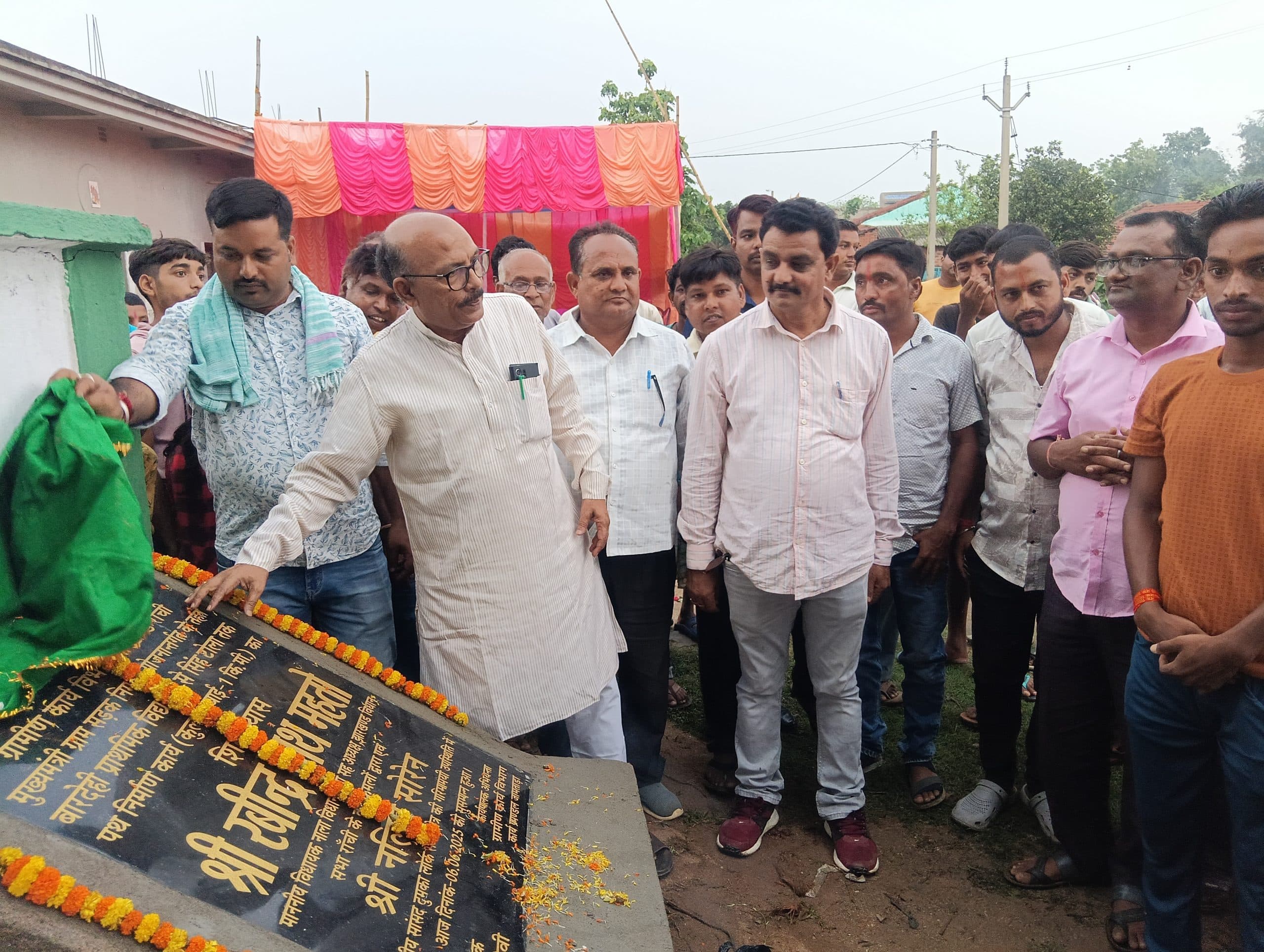 स्पीकर ने बड़देही गांव में सड़क का किया शिलान्यास