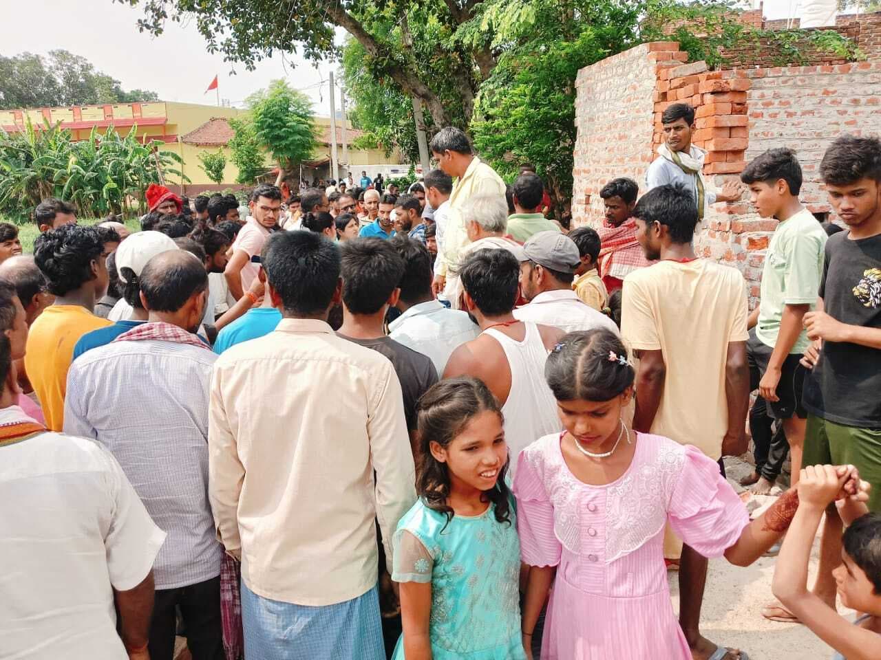 Aurangabad News : दीवार से दबे चालक को अनियंत्रित ट्रैक्टर ने कुचला,चालक की मौत