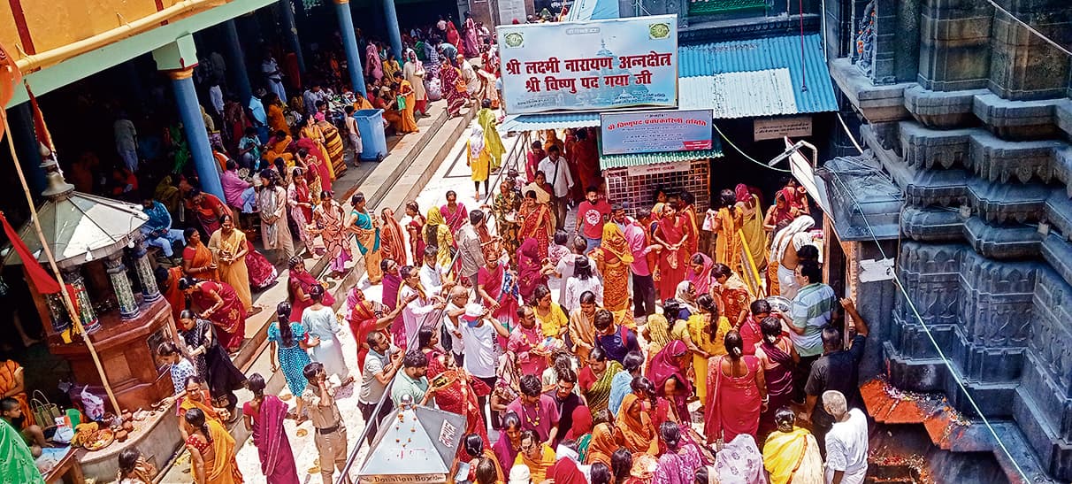 Gaya News : विष्णुपद मंदिर में उमड़ा 50 हजार श्रद्धालुओं का सैलाब