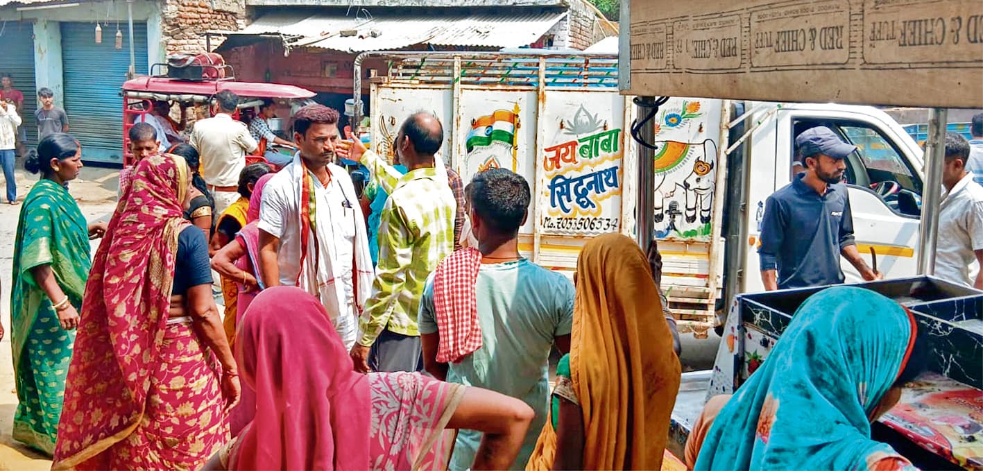 Gaya News : ट्रक के धक्के से मां की मौत, बेटा-बेटी घायल