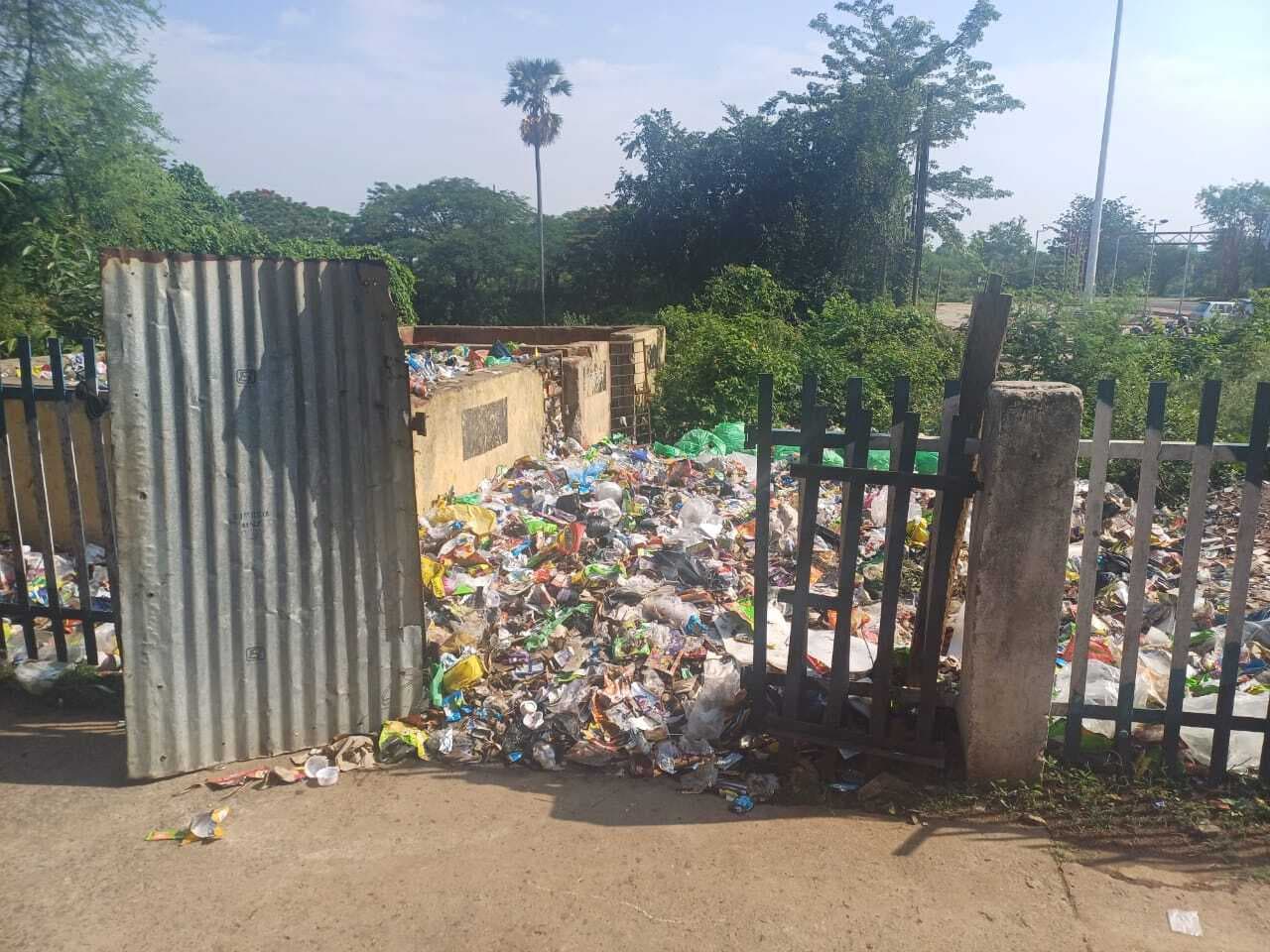 देवघर स्टेशन में प्लेटफॉर्म के समीप कचरे का अंबार, बदबू से रेलयात्रियों को परेशानी