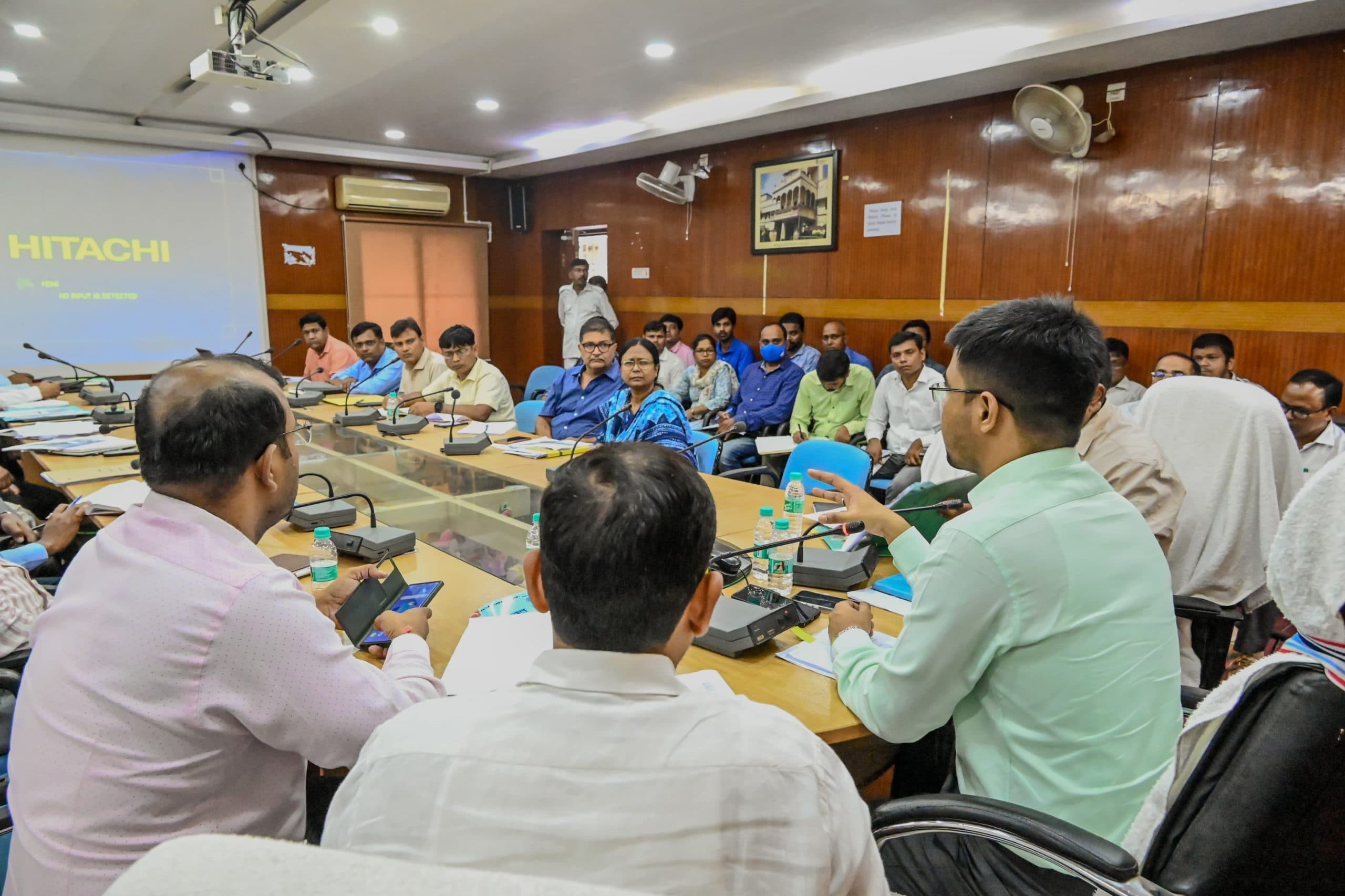 Deoghar News : जनकल्याणकारी योजनाओं को समय पर पूरा करें, कोताही नहीं बरतें : डीसी