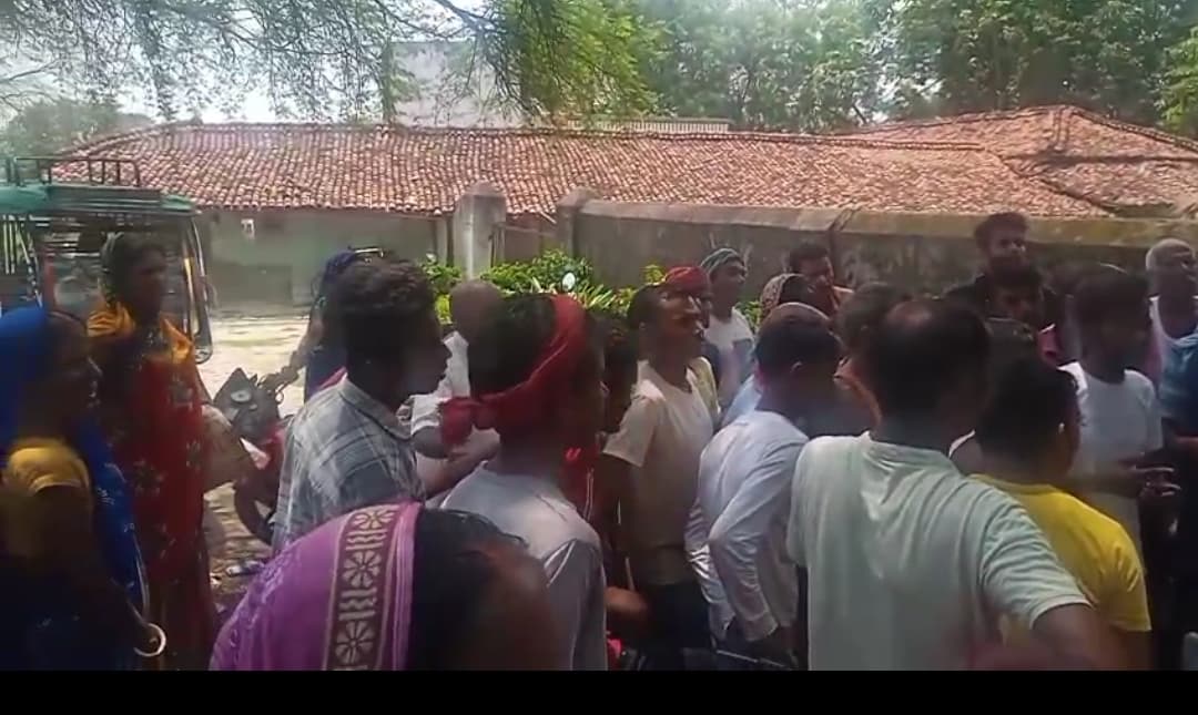 पीडीएस दुकान बंद रखने पर कार्डधारियों ने जमकर किया हंगामा