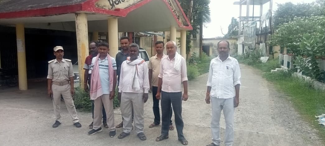 चार माह से चौकीदारों नहीं मिला है वेतन, अंचल नाजिर के खिलाफ की नारेबाजी