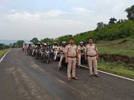 बोआरीजोर में भी पुलिस ने किया फ्लैग मार्च