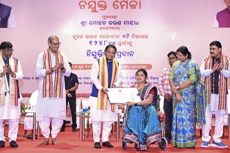 Bhubaneswar News: रोजगार मेला में सात विभागों के 1294 युवाओं को मुख्यमंत्री ने दिया नियुक्ति पत्र