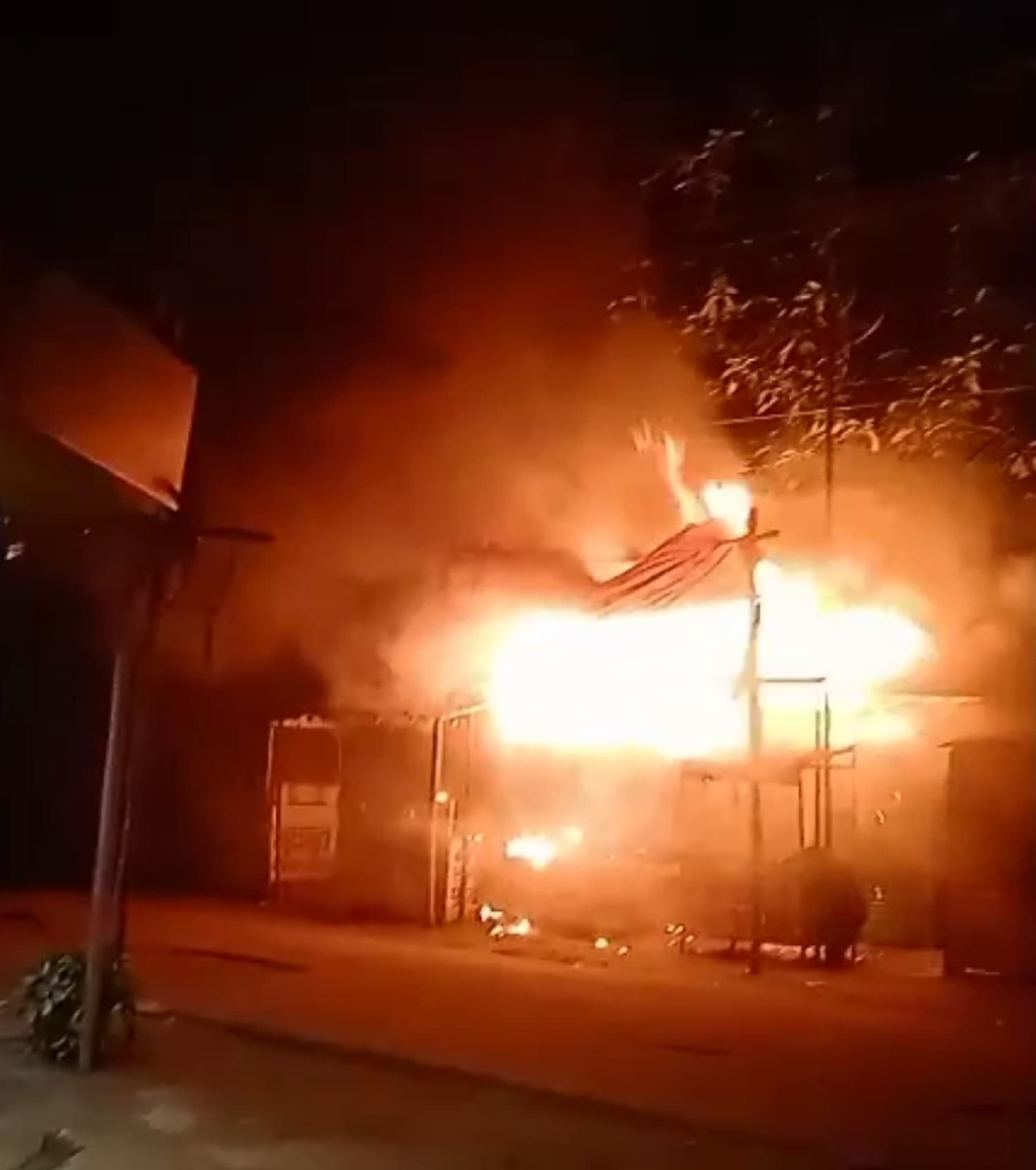 Bokaro News : दो फुटपाथ दुकानों में लगी आग, 12 लाख का नुकसान