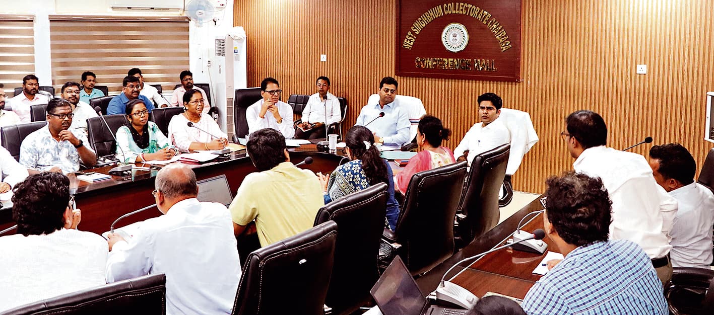 Chaibasa News : तीन महीने में सभी सीएचसी में सिजेरियन व उप स्वास्थ्य केंद्रों में सामान्य प्रसव की सुविधा दें : डीसी