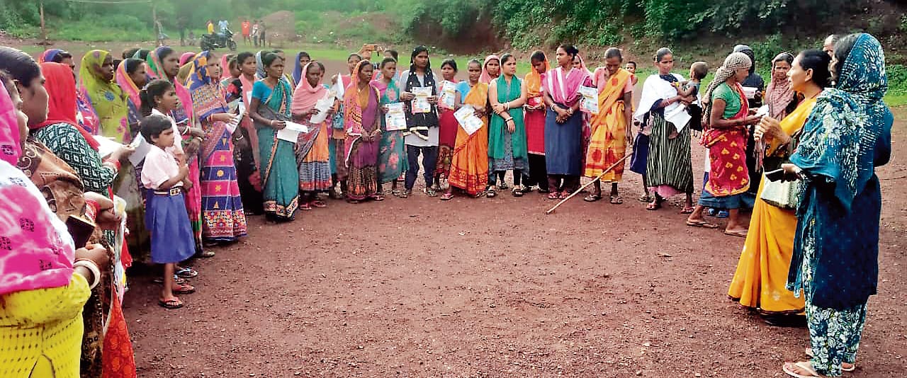 Chaibasa News : जटाहाटिंग में नशीला पदार्थ के खिलाफ चला जागरुकता अभियान